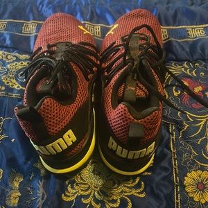 Selling theses puma shoes still in great shape